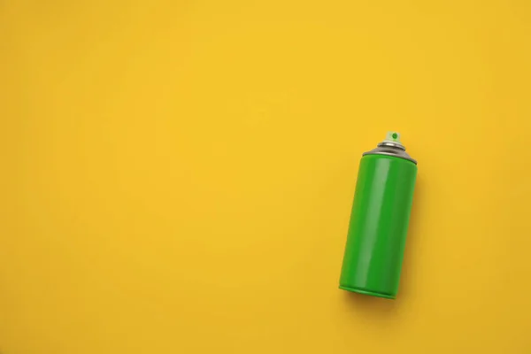 Lata Tinta Spray Grafite Verde Fundo Amarelo Vista Superior Espaço — Fotografia de Stock