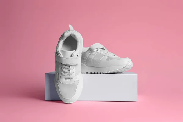 Een Paar Stijlvolle Sneakers Een Doos Roze Achtergrond — Stockfoto