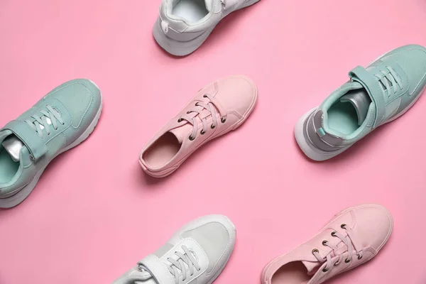 Diferentes Sapatos Esportes Elegantes Fundo Rosa Flat Lay — Fotografia de Stock