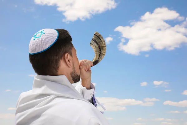 Homme Juif Kippa Tallit Soufflant Shofar Extérieur Rosh Hashanah Célébration — Photo