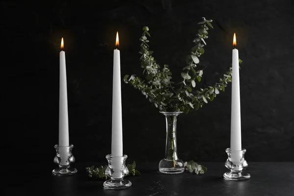Κομψά Κηροπήγια Αναμμένα Κεριά Και Ευκάλυπτο Μαύρο Τραπέζι — Φωτογραφία Αρχείου