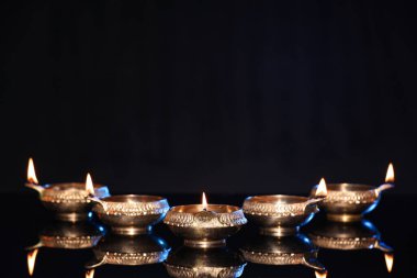 Siyah arkaplanda birçok ışıklandırılmış diya, metin için boşluk. Diwali lambaları