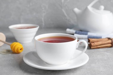 Gri masada taze demlenmiş rooibos çayı.