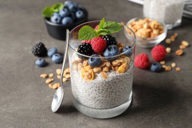 Böğürtlenli Chia pudingi, granola ve nane şekeri.
