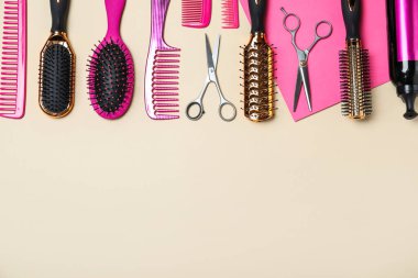 Profesyonel makas ve diğer kuaför ekipmanlarının renk arkaplanındaki düz bileşimi, metin için boşluk. Saç kesim aracı