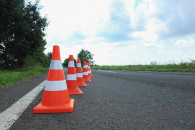 Asfalt yolda trafik konileri, mesaj için yer. Yol onarımı