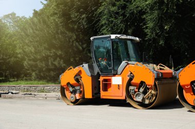 Şehir sokağındaki modern patenci. Yol onarım servisi