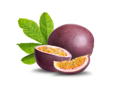 Lezzetli olgun tutku meyveleri ve beyaz arka planda yeşil yapraklar.