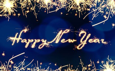 Karanlık arka planda maytaptan yapılmış mutlu yıllar mesajı. Tebrik kartı tasarımı