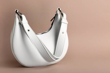 Bej arka planda şık bir kadın çantası. Metin için boşluk