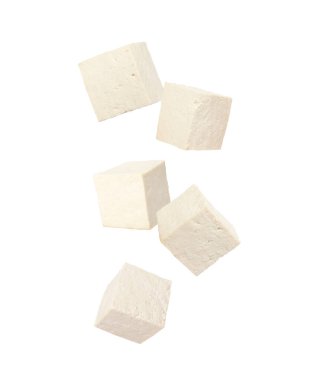 Beyaz arkaplana düşen çiğ tofu küpleri