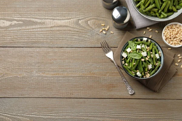 Ensalada Deliciosa Con Judías Verdes Piñones Queso Servido Mesa Madera —  Fotos de Stock