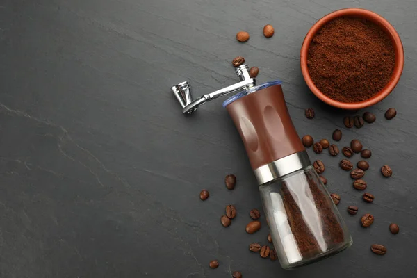 Moderne Handmatige Koffiemolen Met Bonen Poeder Zwarte Tafel Plat Gelegd — Stockfoto