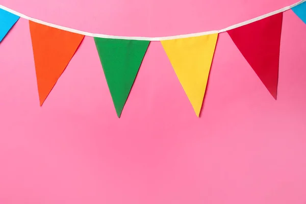 Bunting Com Bandeiras Triangulares Coloridas Fundo Rosa Espaço Para Texto — Fotografia de Stock