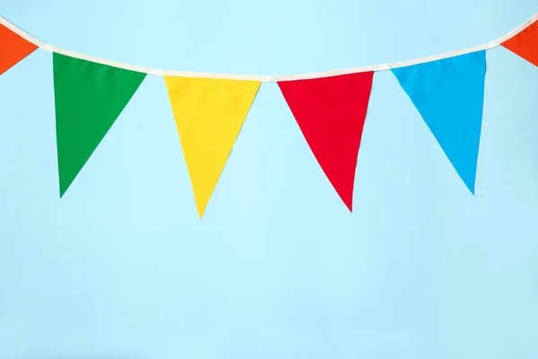 Bunting Com Bandeiras Triangulares Coloridas Fundo Azul Claro Espaço Para — Fotografia de Stock