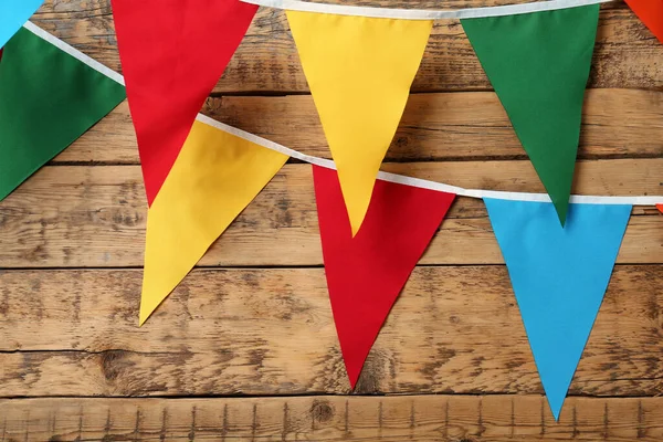 Buntings Com Bandeiras Triangulares Coloridas Penduradas Parede Madeira Decoração Festiva — Fotografia de Stock