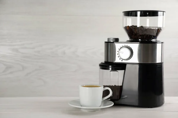 Modern Elektromos Kávéfőző Egy Csésze Friss Ital Fehér Asztalon Szöveg — Stock Fotó