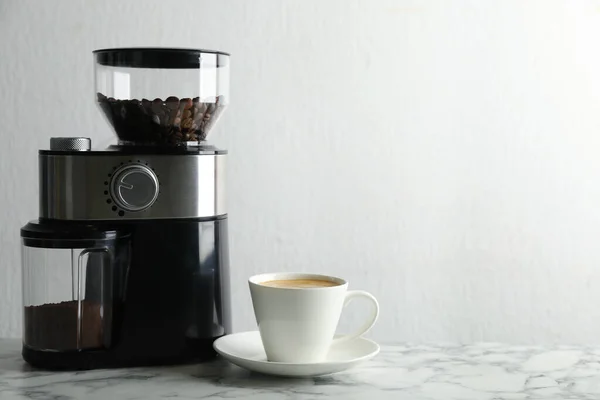 Modern Elektromos Kávéfőző Egy Csésze Friss Ital Fehér Márvány Asztalon — Stock Fotó