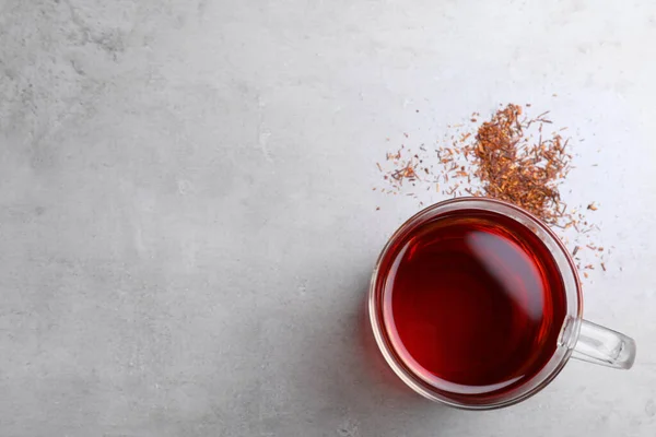 Frissen Főzött Rooibos Tea Szétszórt Száraz Levelek Szürke Asztalon Lapos — Stock Fotó