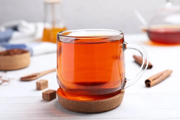 Frisch Gebrühter Rooibos Tee Auf Weißem Holztisch — Stockfoto