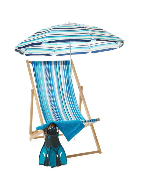 Open Blauw Gestreepte Strandparasol Ligstoel Handdoek Flippers Witte Achtergrond — Stockfoto