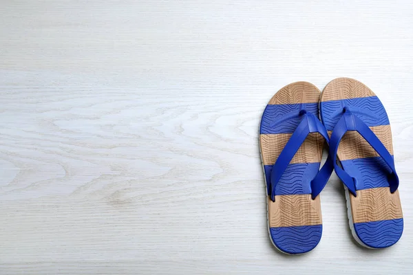 Stilvolle Flip Flops Auf Weißem Holzhintergrund Flach Gelegt Raum Für — Stockfoto