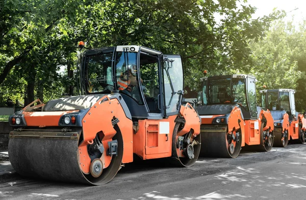Şehir caddesinde modern patenler. Yol onarım servisi