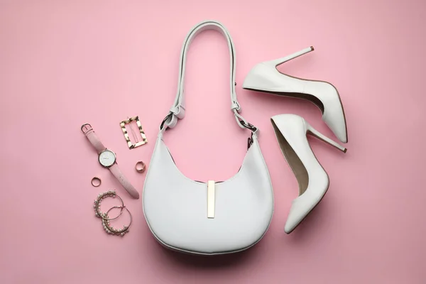 粉红背景的时髦女人的包 鞋子和饰物 — 图库照片