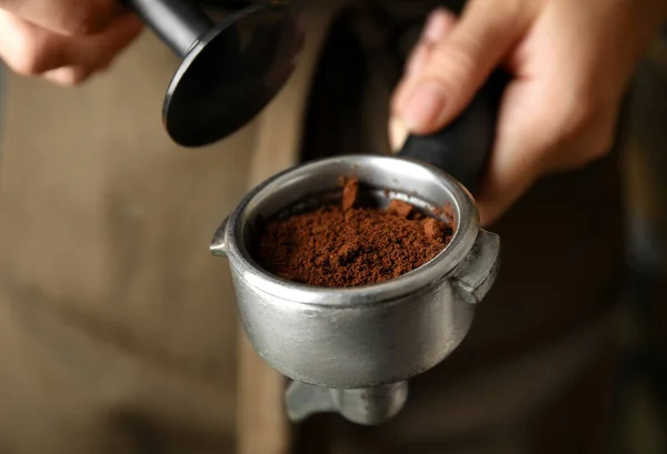 Barista Faire Espresso Utilisant Une Machine Café Professionnelle Gros Plan — Photo