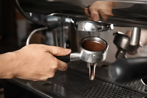 Barista Making Espresso Using Professional Coffee Machine Closeup — Stock Photo, Image