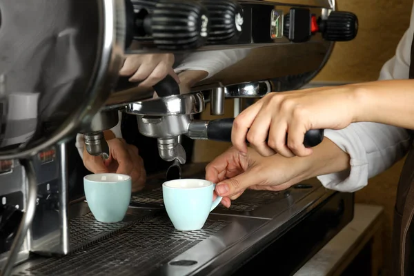 Barista Making Espresso Using Professional Coffee Machine Close Seup — стоковое фото