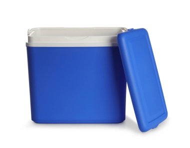 Beyaz üzerine izole edilmiş mavi plastik kutuyu aç