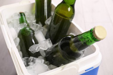 Buzlu ve biralı plastik kutu, yakın plan.