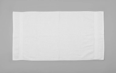 Açık gri arka planda beyaz plaj havlusu, üst manzara