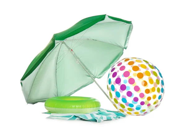 Offener Grüner Sonnenschirm Aufblasbares Spielzeug Und Decke Auf Weißem Hintergrund — Stockfoto