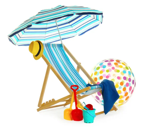 Plaj Şemsiyesi Güverte Sandalyesi Şişme Top Şapka Havlu Beyaz Arka — Stok fotoğraf