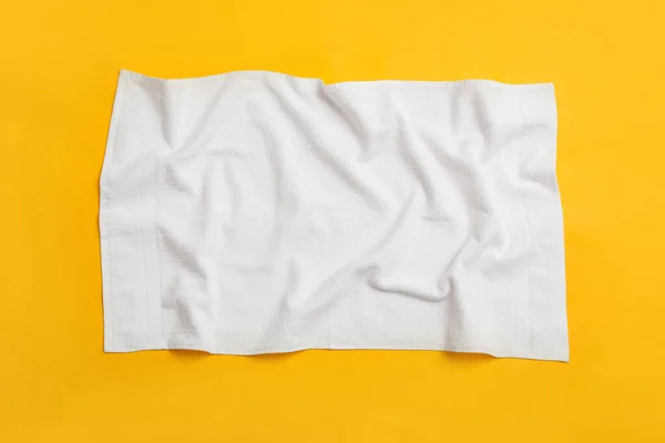 Zgnieciony Biały Ręcznik Plażowy Żółtym Tle Widok Góry — Zdjęcie stockowe