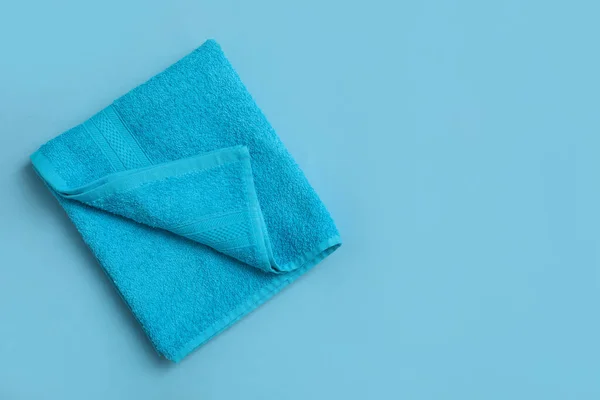 薄い青の背景に柔らかいビーチタオルを折り トップビュー テキストのスペース — ストック写真