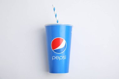 MYKOLAIV, UKRAINE - 9 Haziran 2021: Beyaz arkaplanda saman bulunan kağıt Pepsi bardağı, üst görünüm