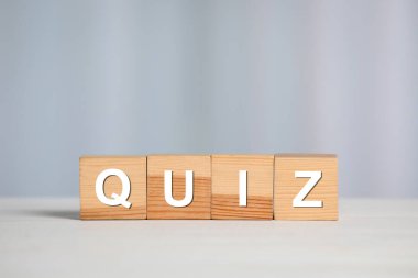 Tahta küpler ve kelime sınavı beyaz masada. Metin için boşluk