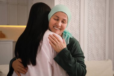 Genç kadın onun annesi kanserli kapalı ziyaret