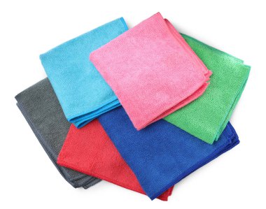 Beyaz arkaplanda renkli mikrofiber kumaşlar, üst görünüm