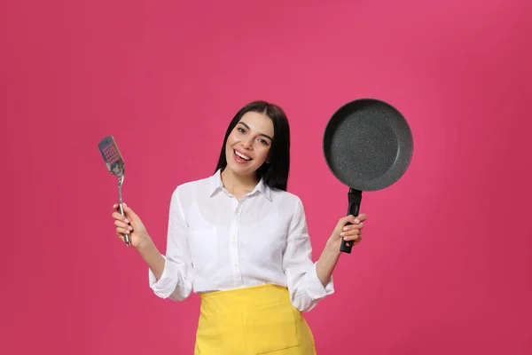 Jovem Dona Casa Com Frigideira Espátula Fundo Rosa — Fotografia de Stock