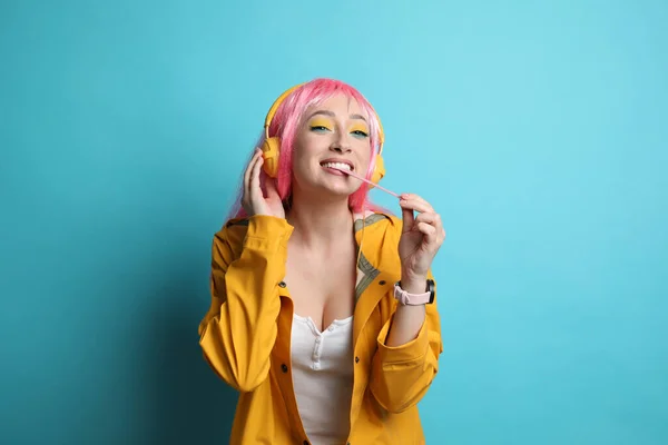 Mujer Joven Moda Peluca Rosa Con Auriculares Masticando Chicle Sobre —  Fotos de Stock
