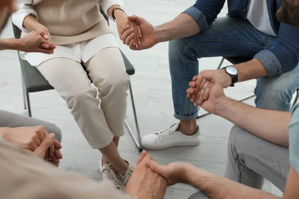 Ψυχοθεραπευτής Και Ομάδα Τοξικομανών Που Κρατιούνται Χέρι Χέρι Στη Συνεδρία — Φωτογραφία Αρχείου