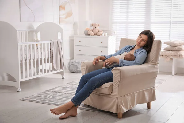 Müde Junge Mutter Schläft Während Sie Ihr Baby Kinderzimmer Stillt — Stockfoto