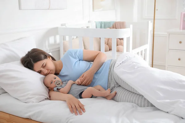 Cansada Joven Madre Durmiendo Con Bebé Cama Casa — Foto de Stock