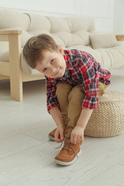 Mignon Petit Garçon Attacher Chaussures Lacets Maison — Photo