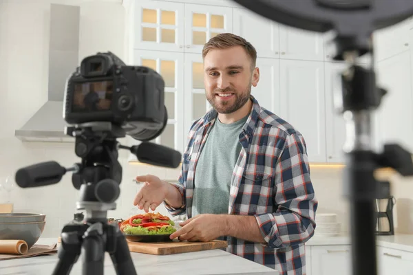 Блогер Готується Відеозапису Кухні Вдома Використання Смартфона Кільцевої Лампи — стокове фото