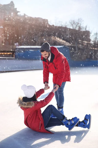 Mooi Paar Tijd Samen Doorbrengen Outdoor Schaatsbaan — Stockfoto